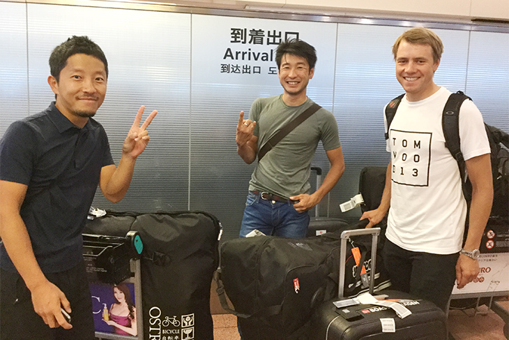 羽田空港に到着した別府史之選手、エドヴァルド・ボアッソン・ハーゲン選手とフォトグラファーの辻啓氏