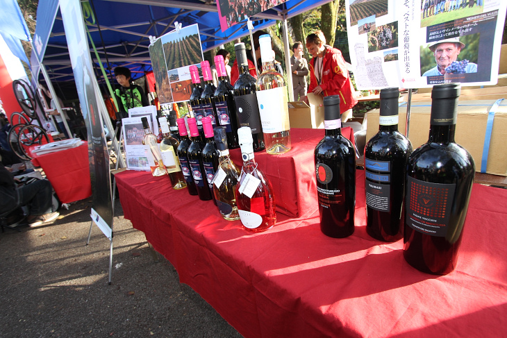 ヴィー二ファンティーニでは表彰式のシャンパンファイトにも使われるワインの販売も