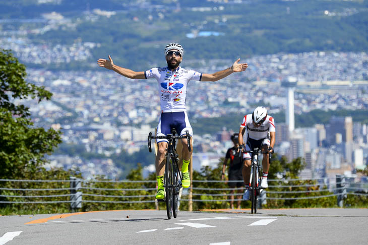 ツール・ド・北海道で総合優勝を果たしたマルコス・ガルシア（スペイン、キナンサイクリングチーム）