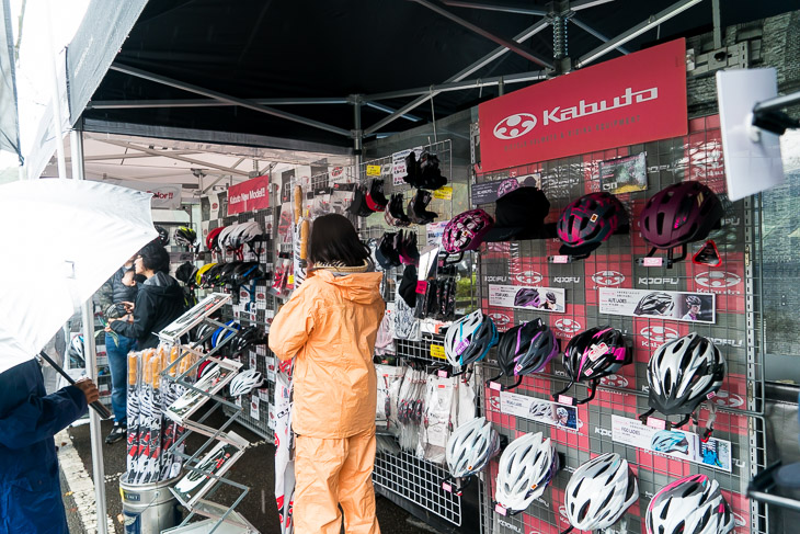 様々な自転車用ヘルメットが展示されたOGKカブトのブース。リペア＆オプションパーツの販売もあります