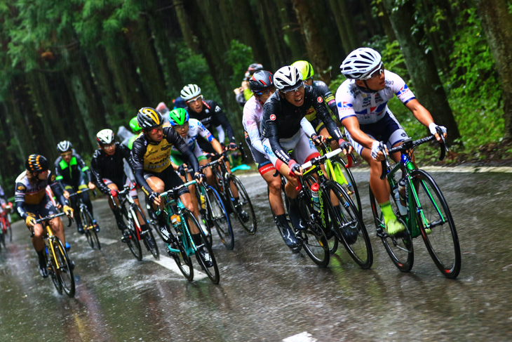 山本元喜（キナンサイクリングチーム）が牽くファーストアタックグループが古賀志林道を登る