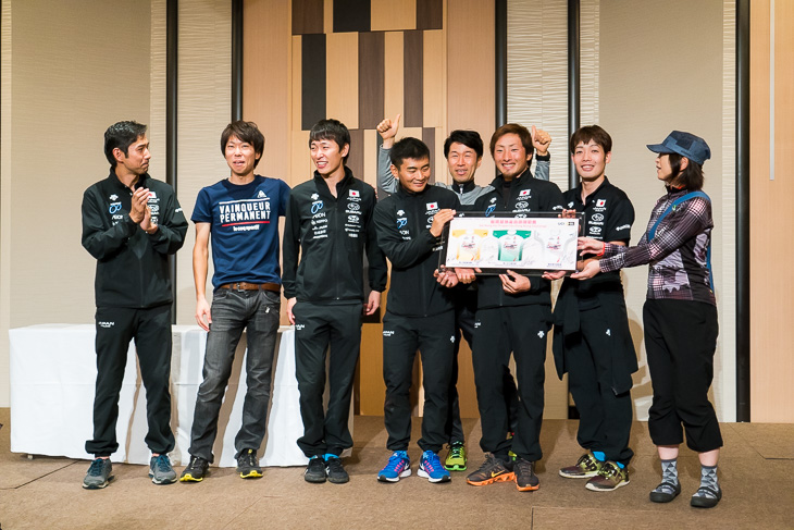 ジャパンナショナルチームから、選手のサイン入り香港チャレンジ記念プレートが当選した女性に贈られた