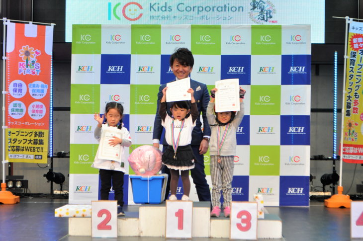 賞状を掲げて笑顔を見せる３歳女の子の入賞者たち