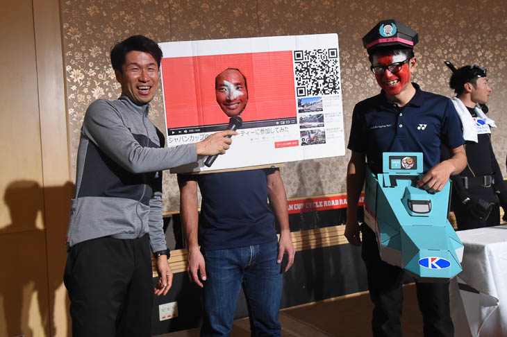 仮装で登場したキナンサイクリングチーム YouTubeに変装した全日本チャンピオン山本元喜と、新幹線「はやぶさ」の中島康晴