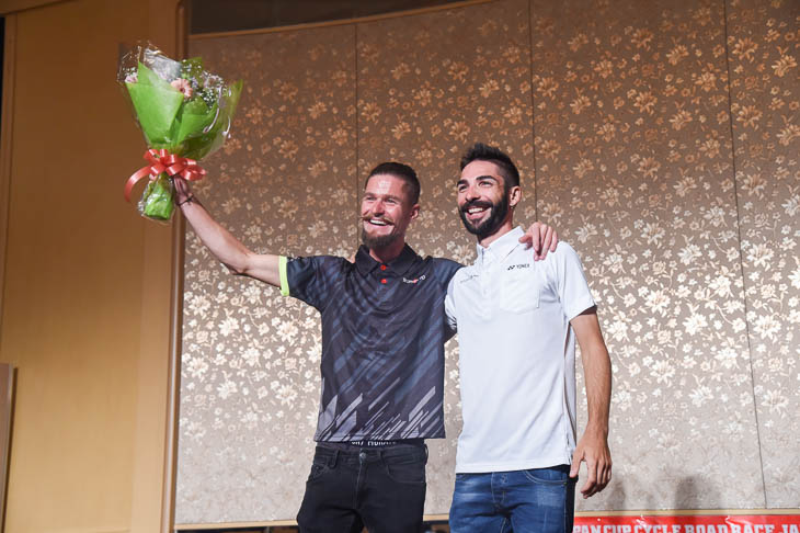 ジャパンカップ が引退レースとなったオスカル・プジョル（チーム右京）レースで共に逃げたマルコス・ガルシア（キナンサイクリングチーム）から花束が贈られた