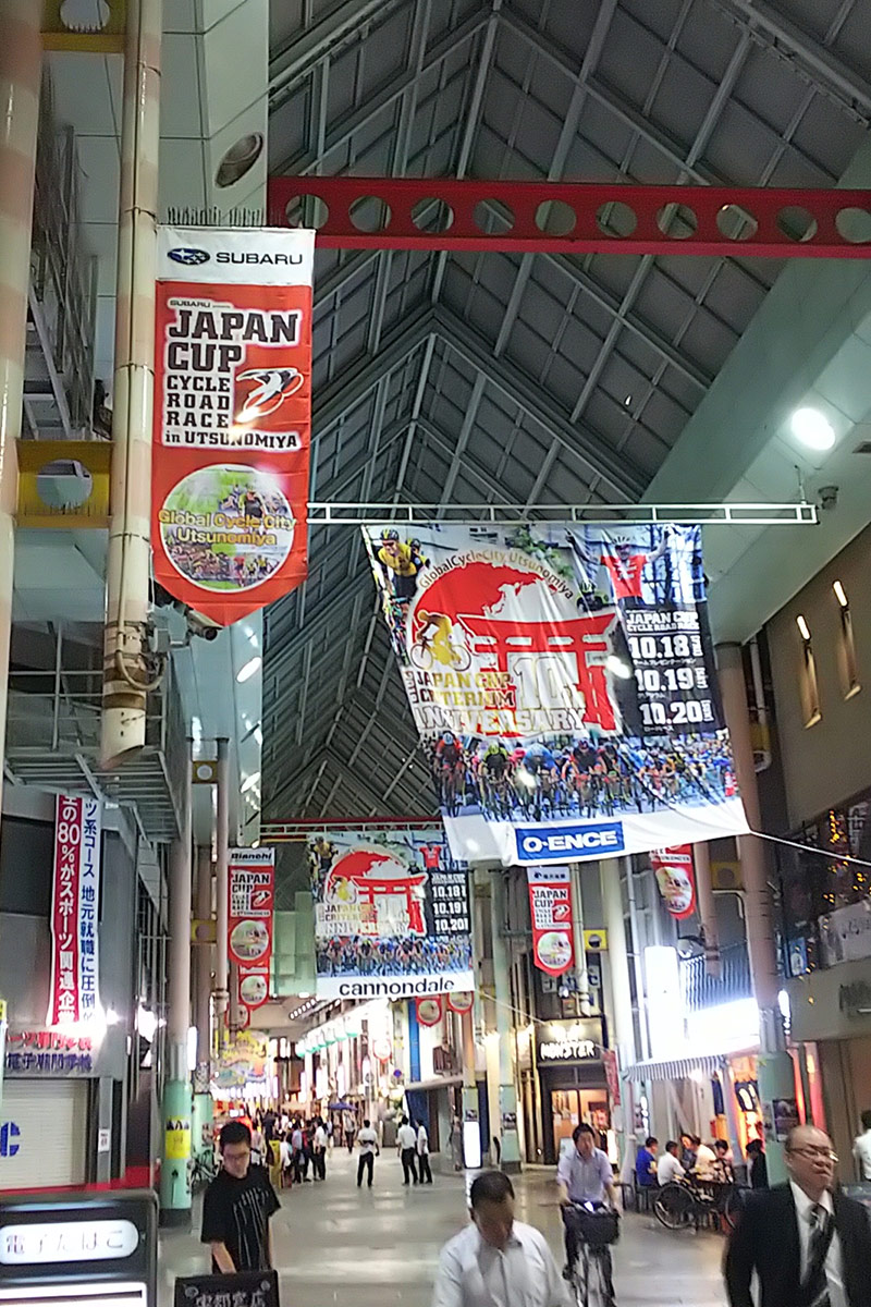 ジャパンカップ恒例「ビッグフラッグ」等による装飾が行われたオリオン通り
