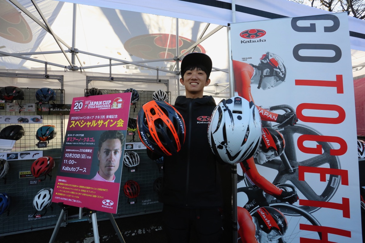 ダミアーノ・クネゴサイン会も実施するOGKカブトでは、サポートチームカラーのヘルメットなどを展示中
