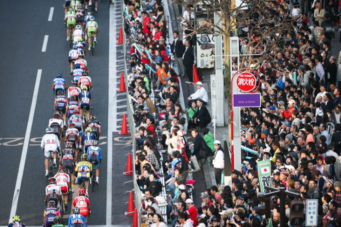 宇都宮大通りに幾重もの観客が詰めかけるジャパンカップクリテリウム