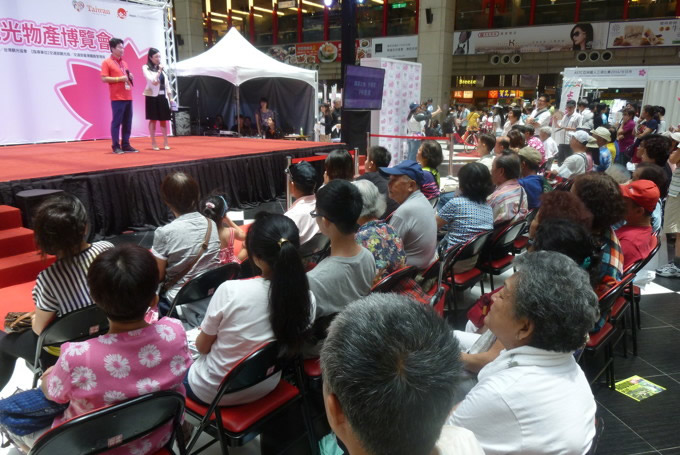 多くの台湾市民らが見守る中で行われたPRステージ
