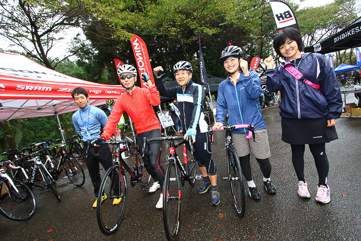 あいにくの小雨ですが元気に試乗に行ってきます！