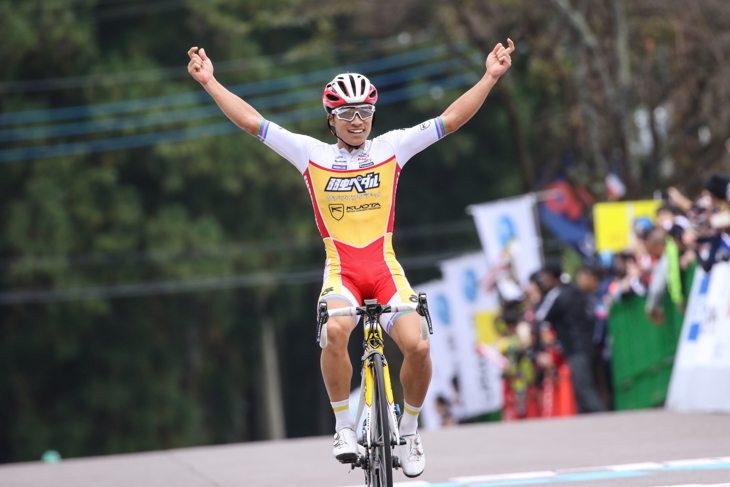 独走優勝を飾った岡篤志(弱虫ペダルサイクリングチーム)