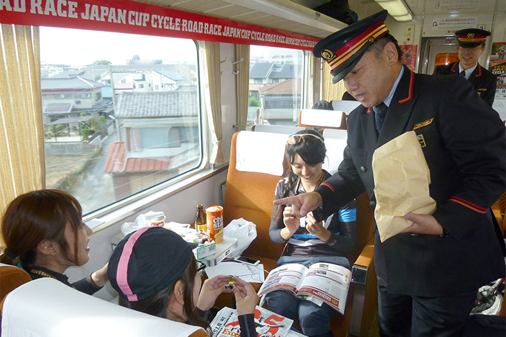 東武鉄道から特急スペーシアのピンバッジなどが配られました