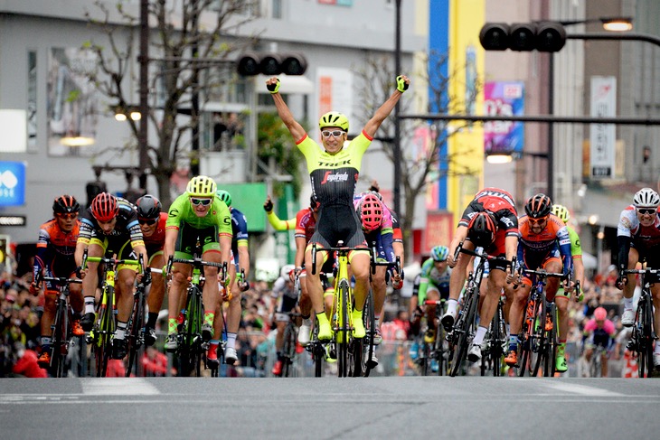 別府史之（トレック・セガフレード）が集団スプリントを制して大会2連覇