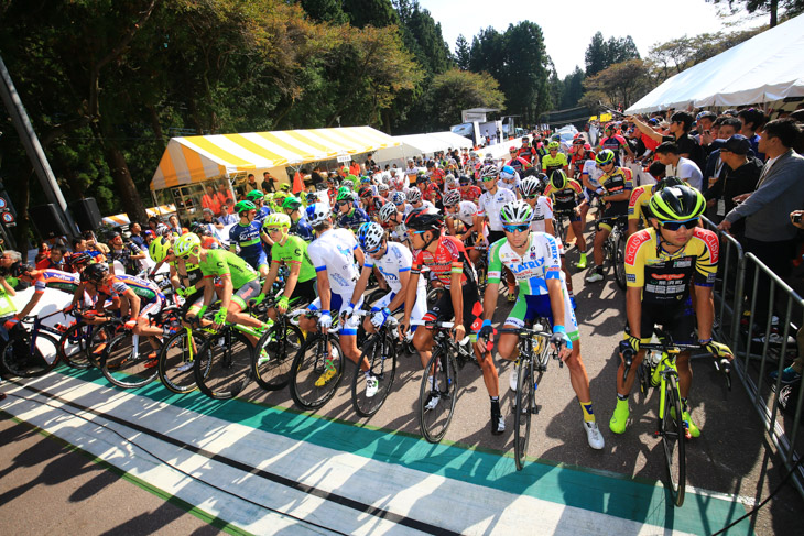 眩い秋晴れの好天のなかスタートを待つ2016ジャパンカップサイクルロードレース