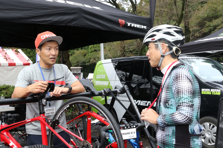 元宇都宮ブリッツェンの中村誠さんからレーサー目線のアドバイスを受ける