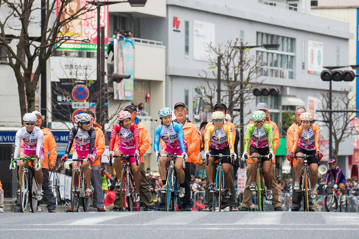 エキシビジョンレースのスタートを待つGirl's KEIRINの選手達