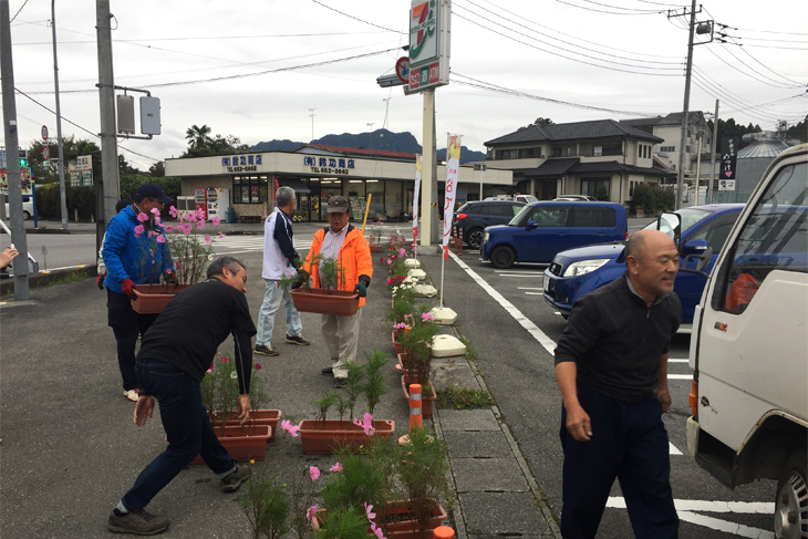 田野町交差点前のセブンイレブン前にもフラワーを置いていきます