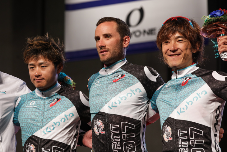 スプリント賞を獲得した鈴木龍（ブリヂストン アンカー サイクリングチーム）、ダニーロ・ヴィス（スイス、BMCレーシング・チーム）、鈴木真理（宇都宮ブリッツェン）