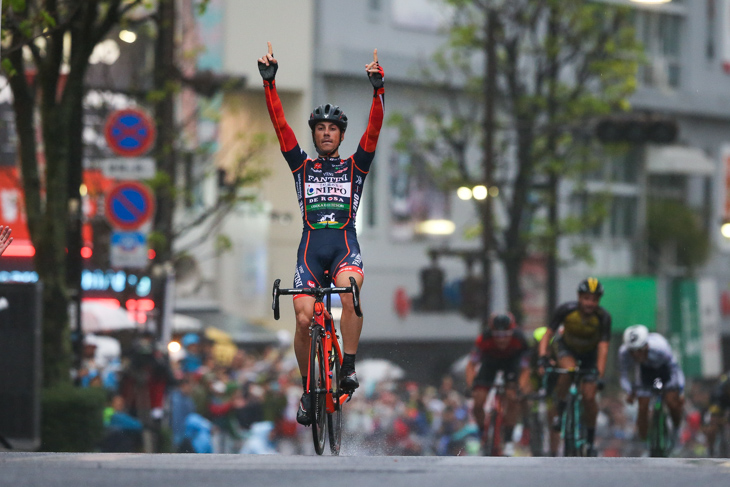 雨のスプリントを制したマルコ・カノラ（イタリア、NIPPO・ヴィーニファンティーニ）