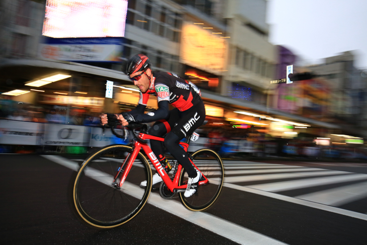 選手達が宇都宮大通りを高速で駆けるジャパンカップクリテリウム