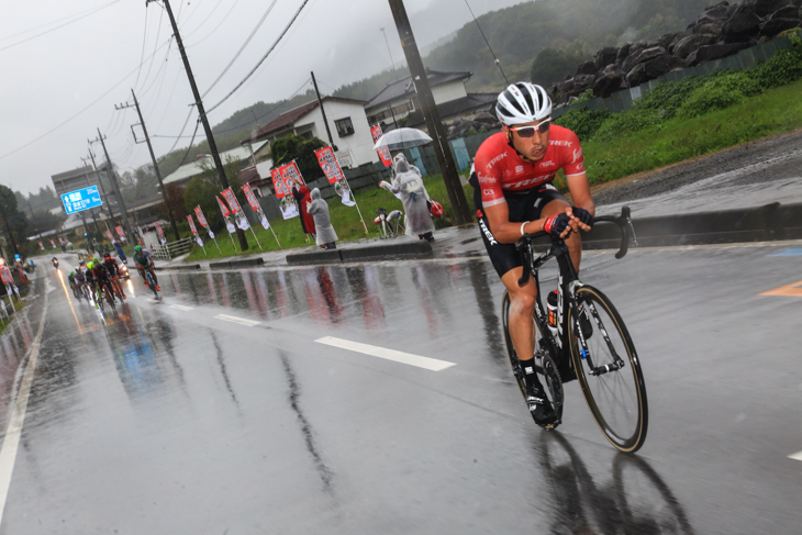 逃げる3人を追って追走集団を飛び出す別府史之（トレック・セガフレード）