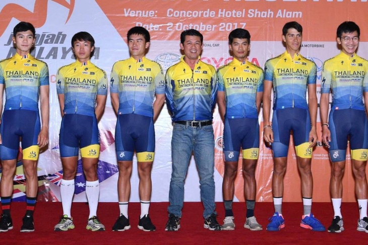 今季アジア大会で個人ロード3位となったナブティ・リーフォンユー（左から２番め）がいるタイランド・コンチネンタル・サイクリング・チーム