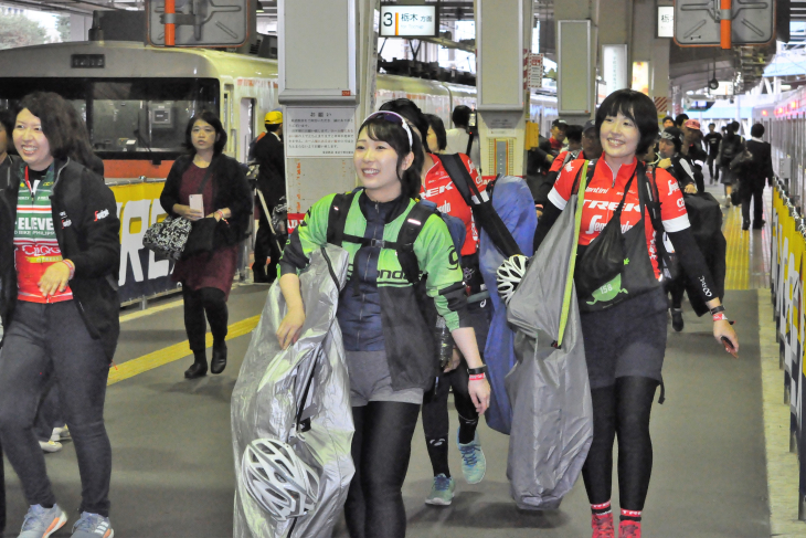 東武宇都宮駅に降り立ち、笑顔で改札口へ