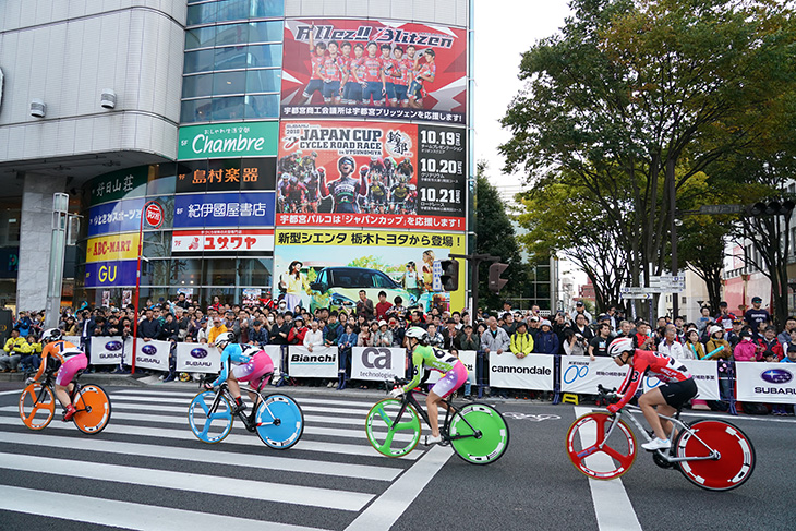 色鮮やかなガールズケイリンの選手たちが宇都宮大通りを駆け抜ける