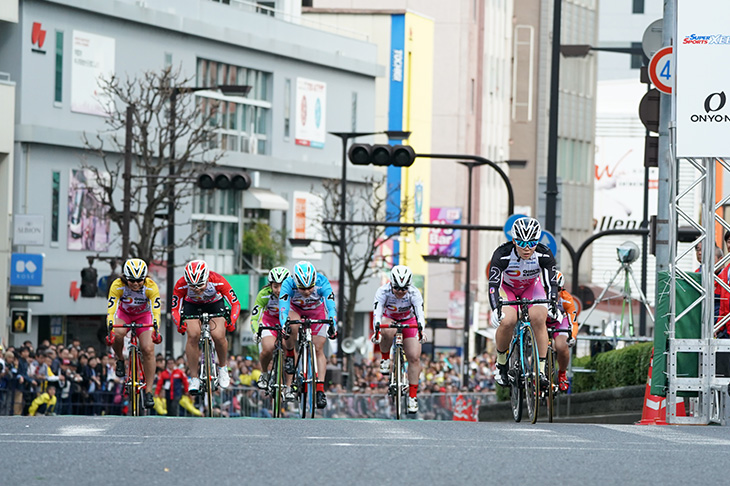 2番車の梅川風子が先着