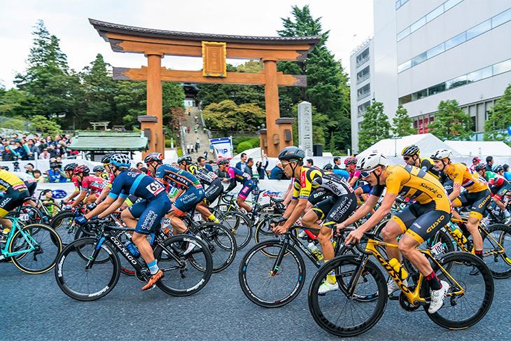 二荒山神社の鳥居前を集団がハイスピードで駆け抜ける