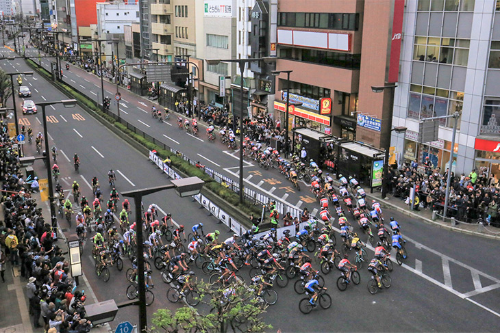 折返し地点を通過する集団