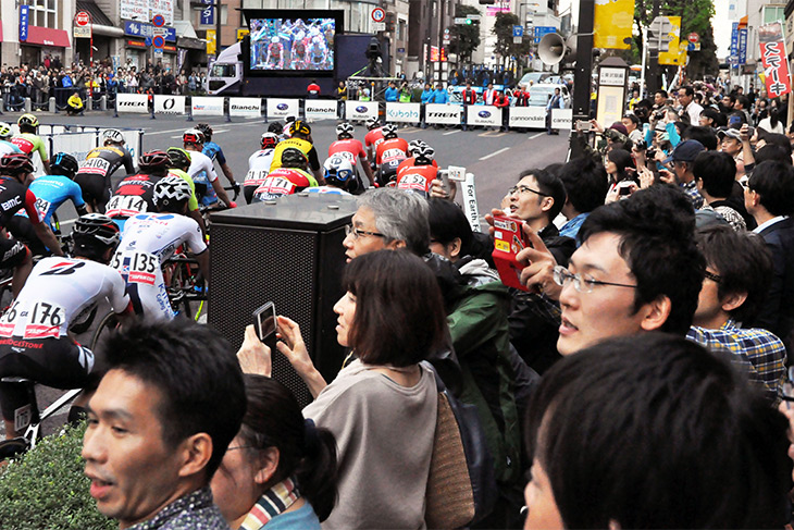 多くの観客が詰めかけ、コース脇から声援をおくる