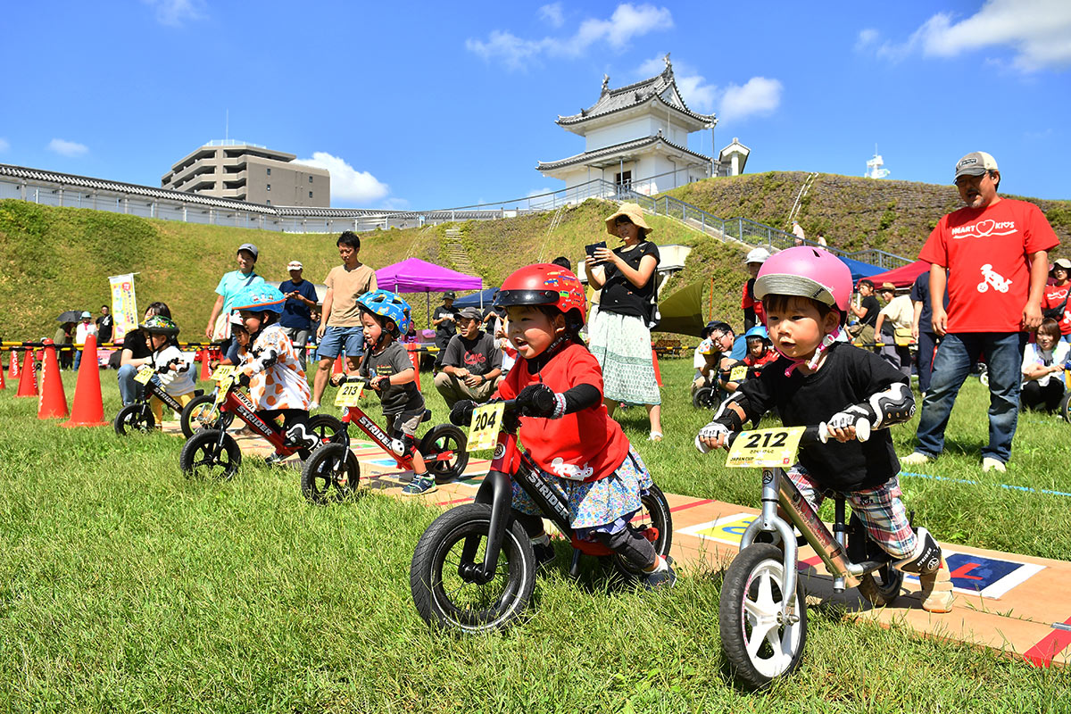 力強くスタートするキッズライダーたち