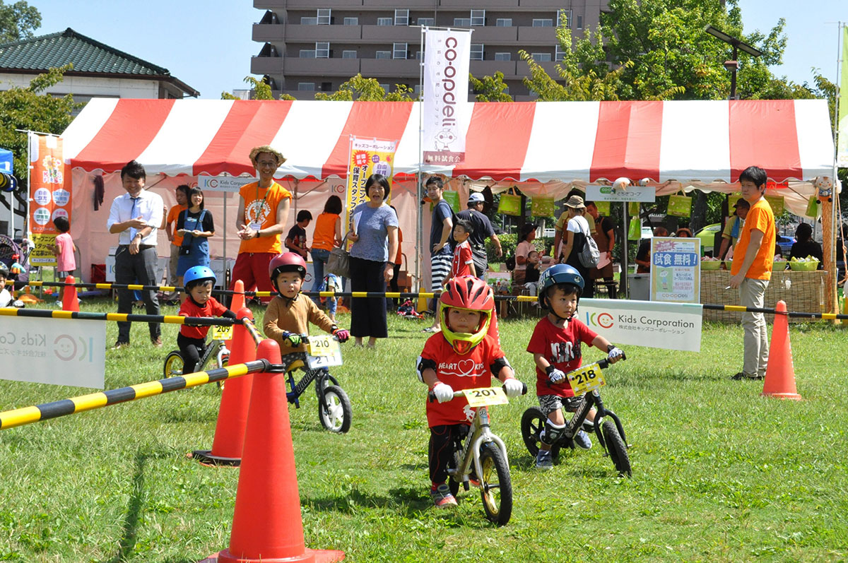 第１コーナーに飛び込む男の子たち