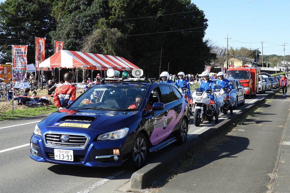 レーススタート前に大会スポンサー等の車両がコースを1周します