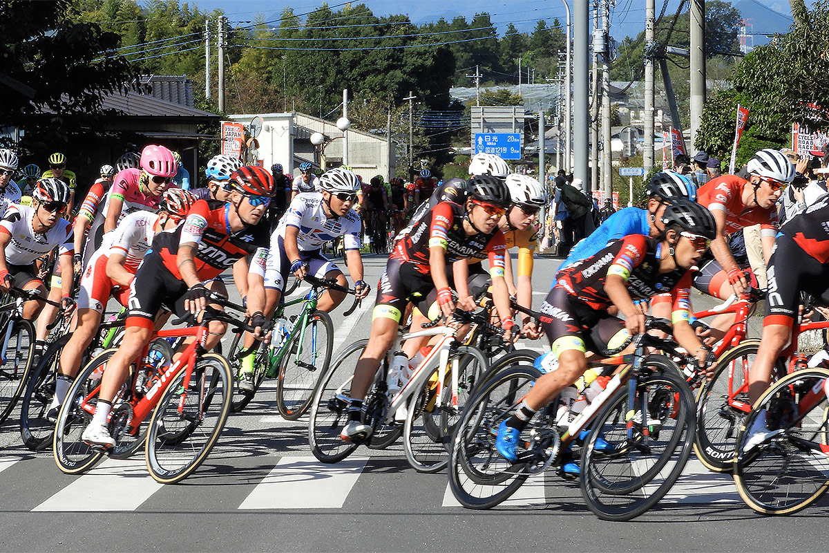 ハイスピードで県道から直角に左折する選手達の走りをご覧いただけます