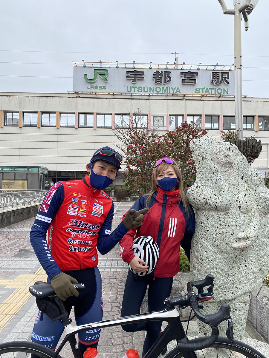 JR宇都宮駅と宇都宮餃子像