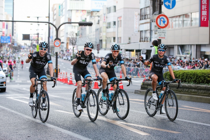 チームスカイの定番ピースポーズ