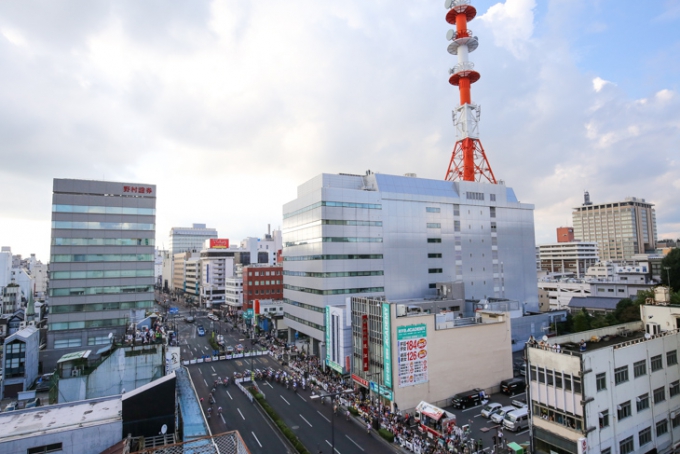 雲に覆われながらも晴れ間も見られた宇都宮市大通り