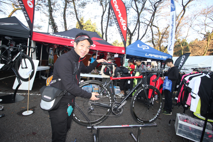 東商会のブースではサーヴェロを展示中。サイクルパーツやウェアのバーゲンも！