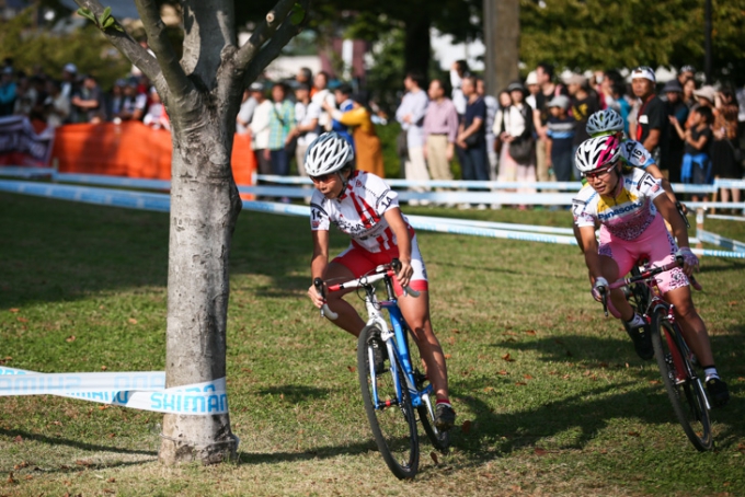 エリート女子の先頭争いを繰り広げる宮内佐季子（Team CHAINRING）ら