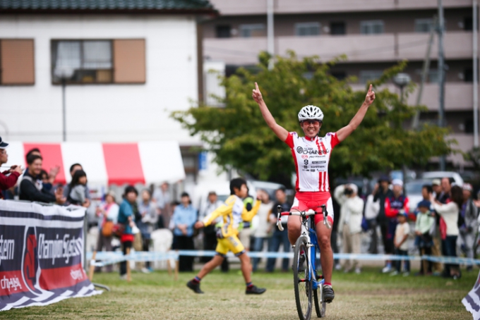 カテゴリーL1　先頭でフィニッシュする宮内佐季子（Team CHAINRING）