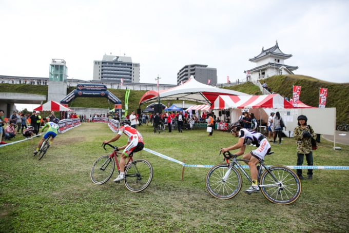 カテゴリー1　先頭パックを形成する丸山厚（BOMA RACING）ら