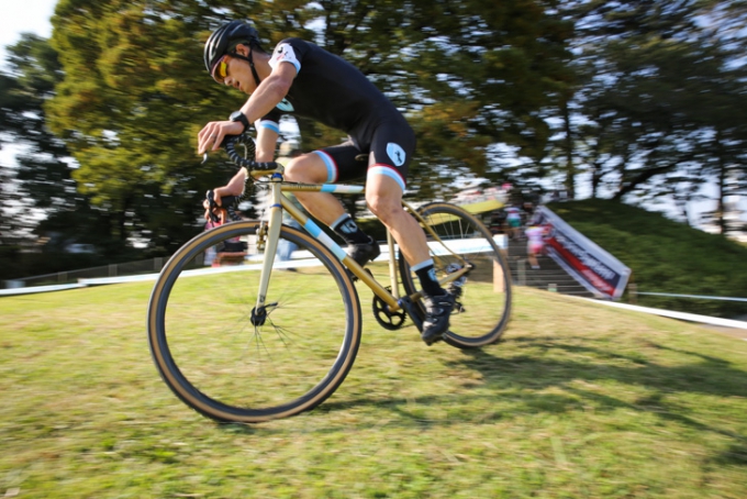 3番手を走る濱由嵩（SPEEDVAGEN CYCLOCROSS TEAM）