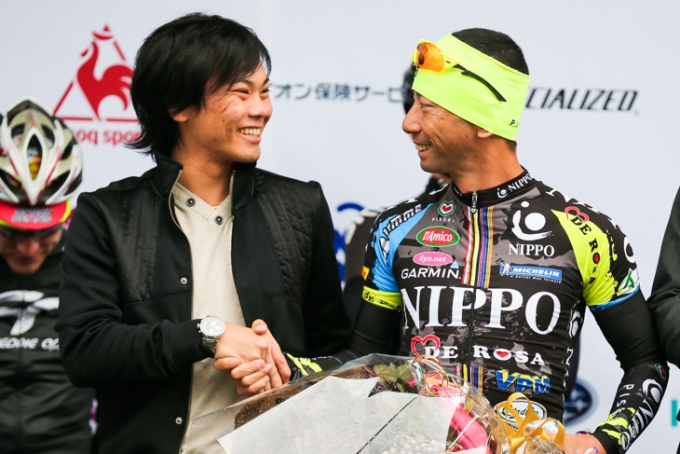 引退する福島晋一（チームNIPPO・デローザ）に花束を渡した新城幸也