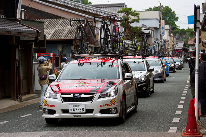 ブリッツェンのチームカーとして活躍するスバル レガシー